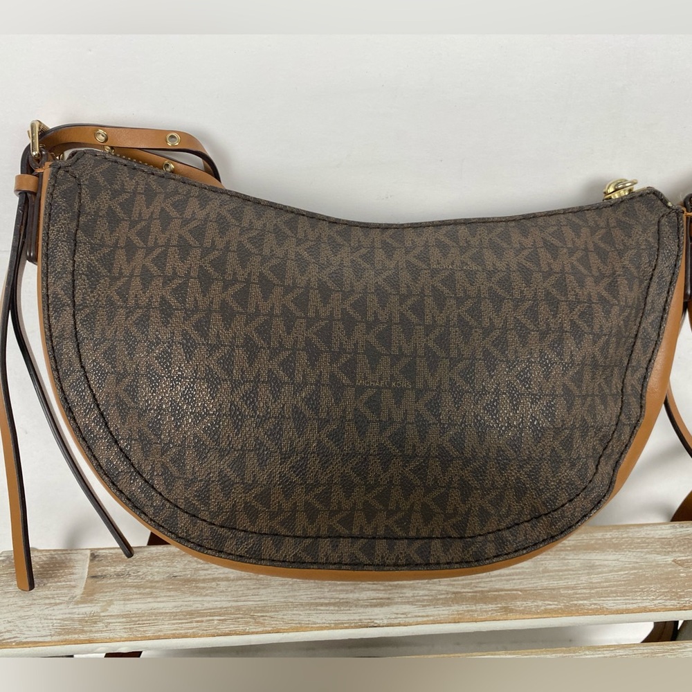 Michael Kors Camden messenger bag signature logo-print canvas gold-tone hardware - Picture 3 of 16